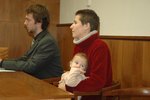 soudce Pertr marák dovolil, aby obžalovaná Andrea Jasenčuková měla v síni i nejmladší dítě (1)