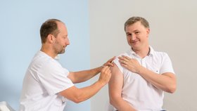 „Proočkovanost zaměstnanců jsme meziročně zvýšili o 100 %,“ říká předseda představenstva Nemocnice České Budějovice, a.s., MUDr. Ing. Michal Šnorek, Ph.D.(vpravo), který se nechal také očkovat.