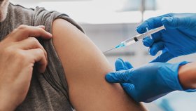5 nejčastějších mýtů o očkování. Kde se vzaly a proč jim stále někdo věří?