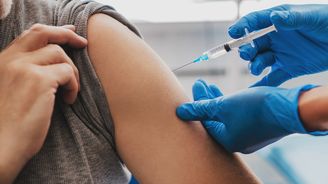 V České republice se potvrdil první případ přenosu očkování z člověka na člověka