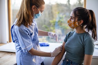 Lékaři vyvrací mýty: Očkování proti covidu neohrožuje srdce