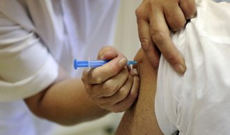 Očkování čtvrtou dávkou začne od pondělí, řekl Válek