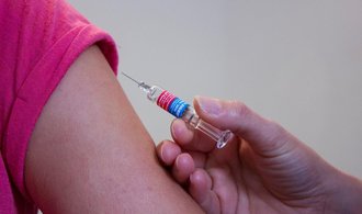 EU doporučila druhou posilovací dávku vakcíny proti covidu pro lidi nad 60 let