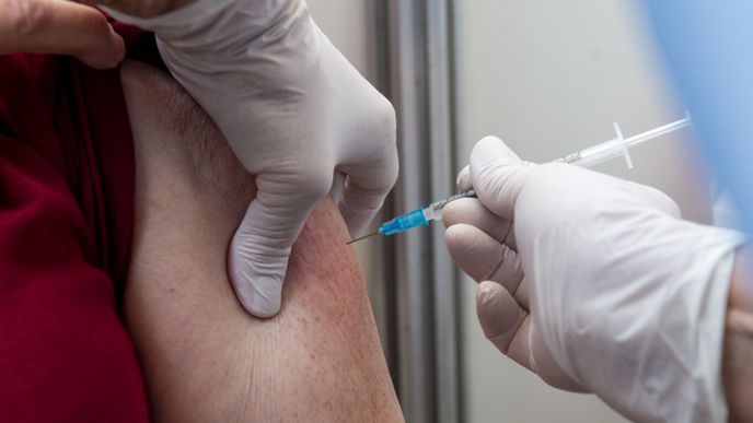 V noci z neděle na pondělí začne registrace na očkování pro starší 35 let.