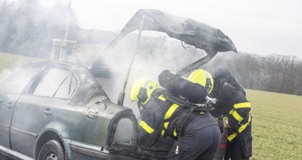 Oktávka začala za jízdy hořet a plameny ji celou zničily: Škoda je patnáct stovek