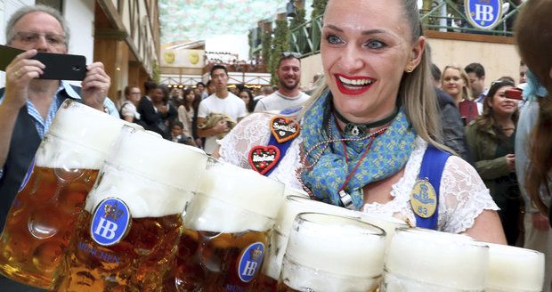 „Je naraženo!“ V Mnichově začal Oktoberfest, tuplák podražil na tři stovky
