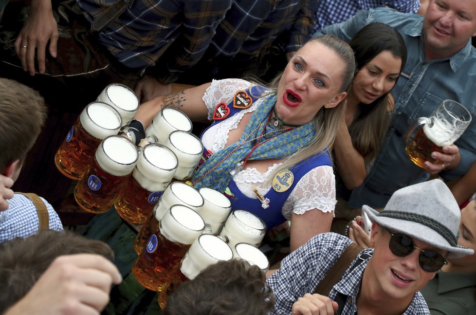 V Mnichově se koná další ročník populárního pivního festivalu Oktoberfest. Očekává se až šest milionů návštěvníků (21. 9. 2019)