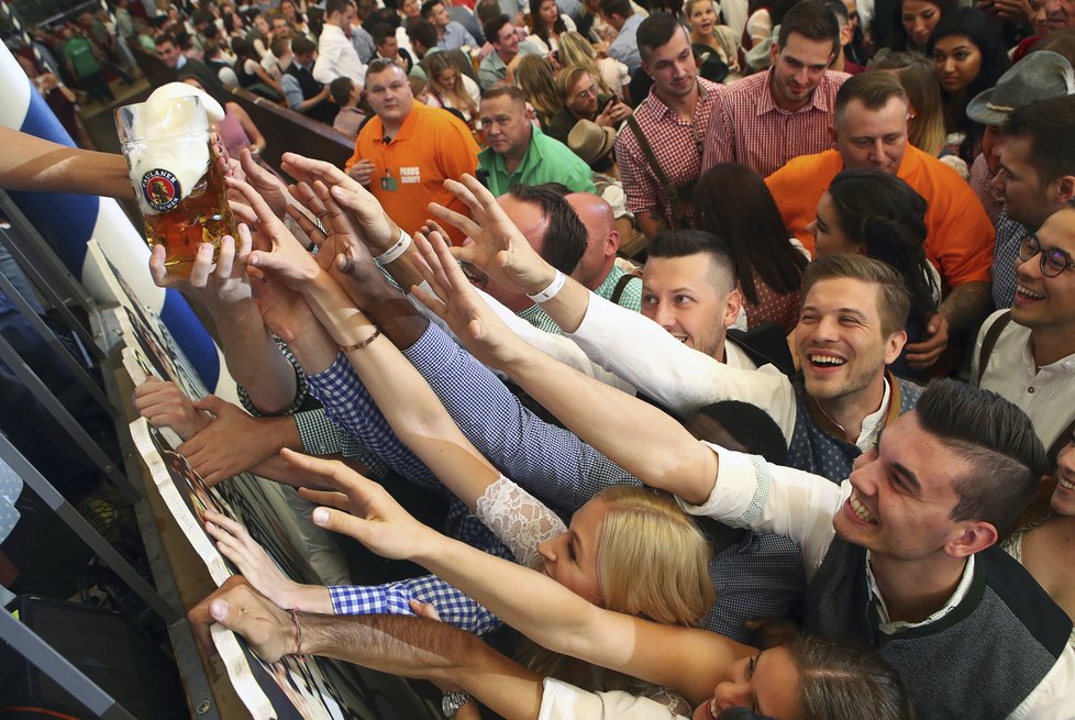 V Mnichově se koná další ročník populárního pivního festivalu Oktoberfest. Očekává se až šest milionů návštěvníků (21. 9. 2019)