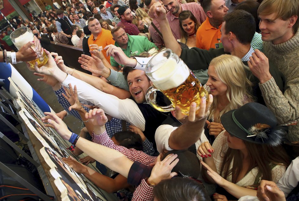 V Mnichově se koná další ročník populárního pivního festivalu Oktoberfest. Očekává se až šest milionů návštěvníků (21. 9. 2019).