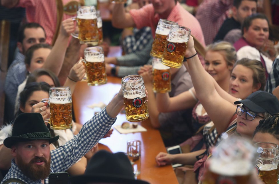 V Mnichově se koná další ročník populárního pivního festivalu Oktoberfest. Očekává se až šest milionů návštěvníků (21. 9. 2019).