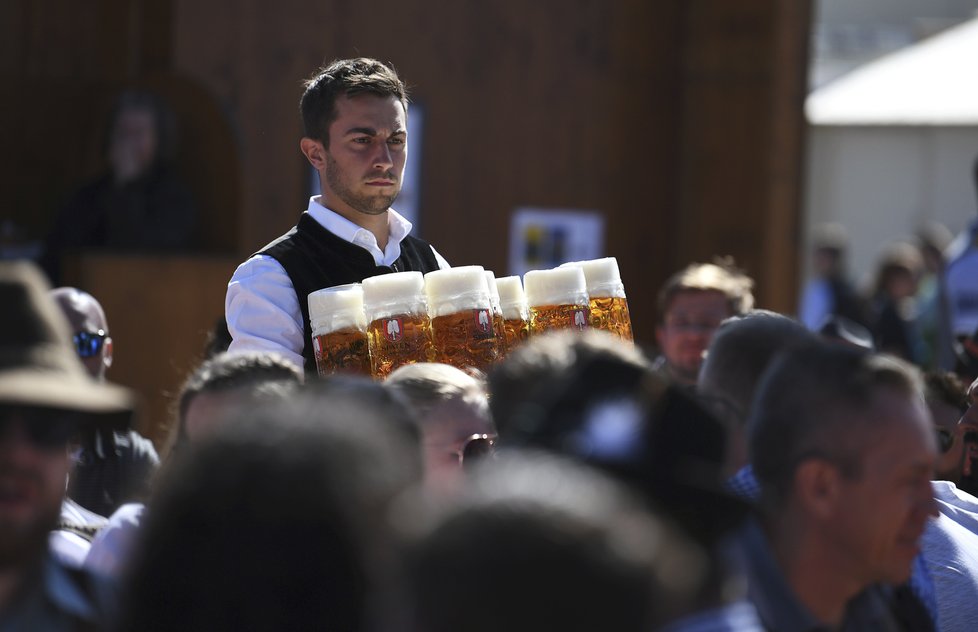 V Mnichově se koná další ročník populárního pivního festivalu Oktoberfest. Očekává se až šest milionů návštěvníků (21. 9. 2019).