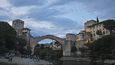 Kamenný most v Mostaru z roku 1567 je dokonalým příkladem islámské architektury. Skok z něj do 20metrové hloubky je oblíbenou neřestí místní mládeže.