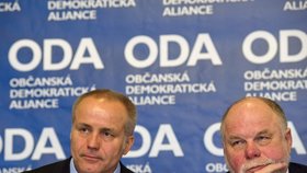 Předseda Občanské demokratické aliance (ODA) Pavel Sehnal (vlevo) vystoupil 25. ledna v Praze na tiskové konferenci k zahájení činnosti strany. Sehnal se rozhodl ODA obnovit. Vpravo je člen předsednictva Milan Smutný.