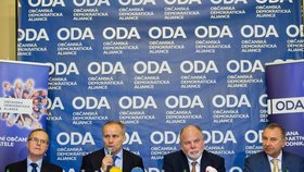 Předseda Občanské demokratické aliance (ODA) Pavel Sehnal (druhý zleva) a členové předsednictva Petr Kachlík (vlevo), Milan Smutný (druhý zprava) a Jiří Staněk (vpravo) vystoupili 25. ledna v Praze na tiskové konferenci k zahájení činnosti strany. Sehnal se rozhodl ODA obnovit.