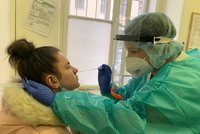 Žena se testovala na koronavirus, skončila v nemocnici v Brně: Operace hlavy!