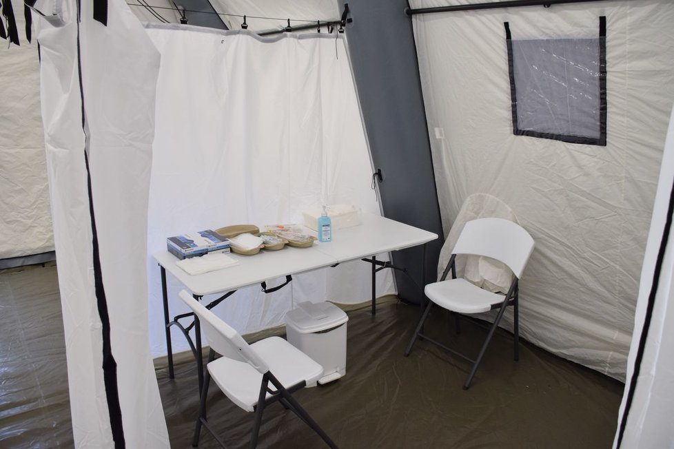 Odběrové místo pro osoby testované na koronavirus v Ústřední vojenské nemocnici ve Střešovicích