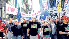 Odboráři dnes znovu potáhnou ulicemi Prahy proti vládě