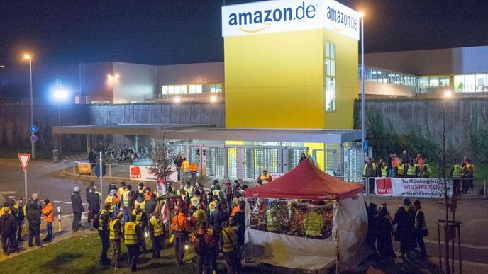 Odboráři ze svazu Verdi před distribučním centrem Amazonu v německém Rheinbergu