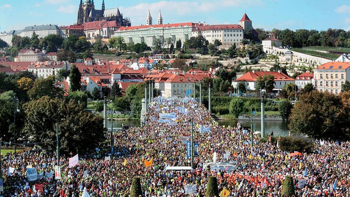 Odborářská demonstrace. Ministr Drábek se stal miláčkem davu.