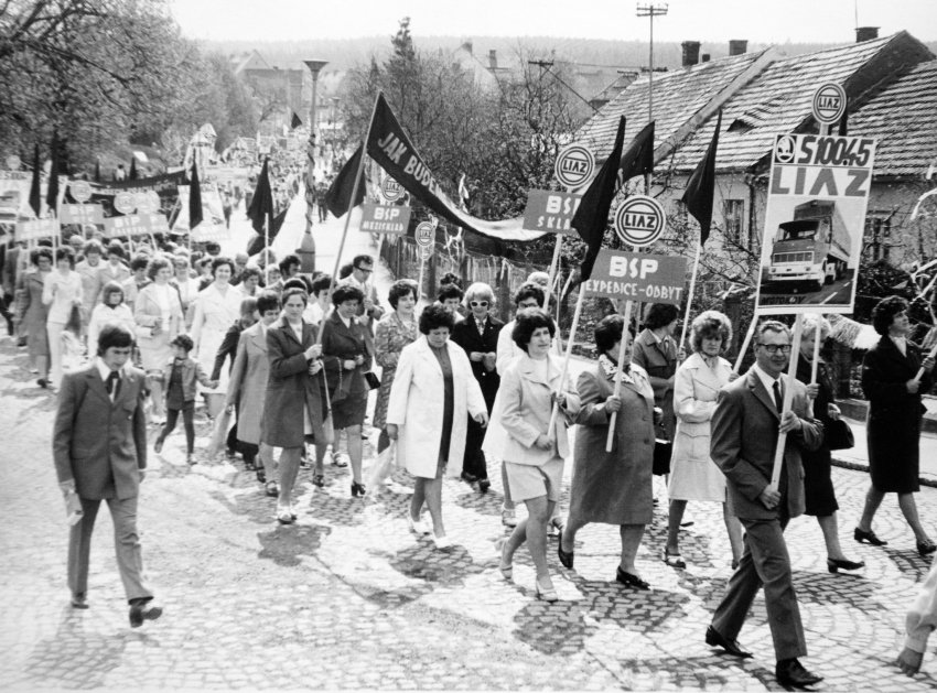 Rudolf Švec (vlevo) v průvodu na 1. máje 1977