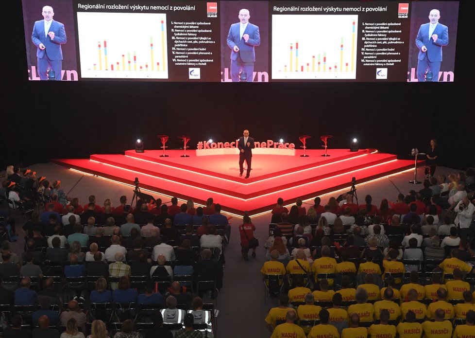 Na 1300 odborářů a odborářek z celé země dorazilo v úterý do Prahy, kde se začali připravovat na vyjednávání o růstu mezd.