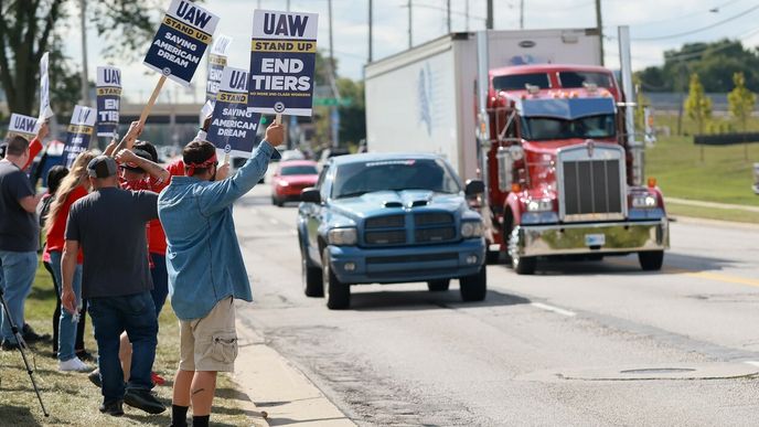 Takhle probíhá stávka odborů UAW ve Spojených státech.