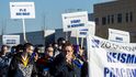 Zaměstnanci společnosti Nexen Tire Europe demonstrují kvůli postoji korejských vlastníků ke kolektivní smlouvě a požadavku na růst mezd.