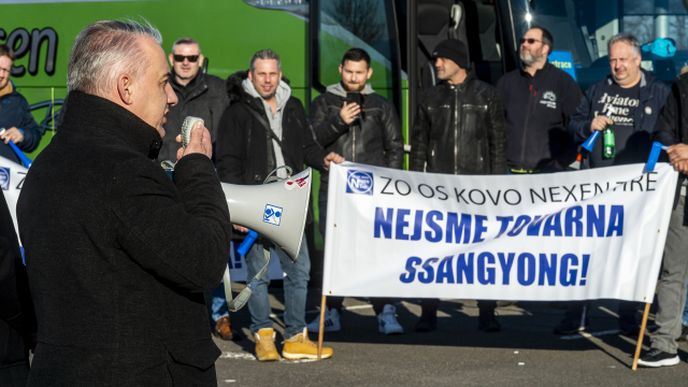 Zaměstnanci společnosti Nexen Tire Europe demonstrují kvůli postoji korejských vlastníků ke kolektivní smlouvě a požadavku na růst mezd.