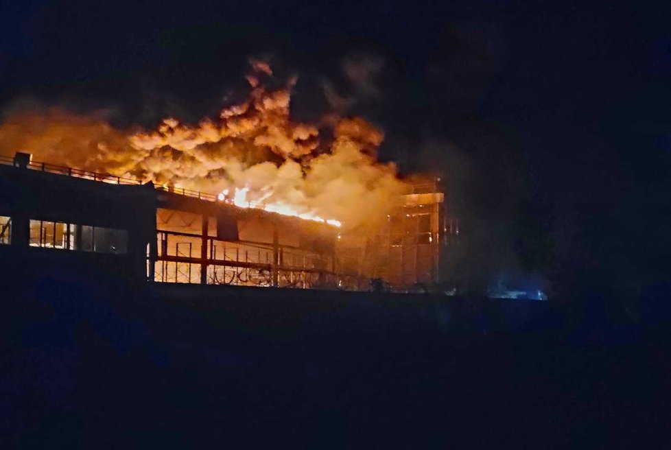 Požár nákupního centra a skladu v Oděse po zásahu ruských raket.