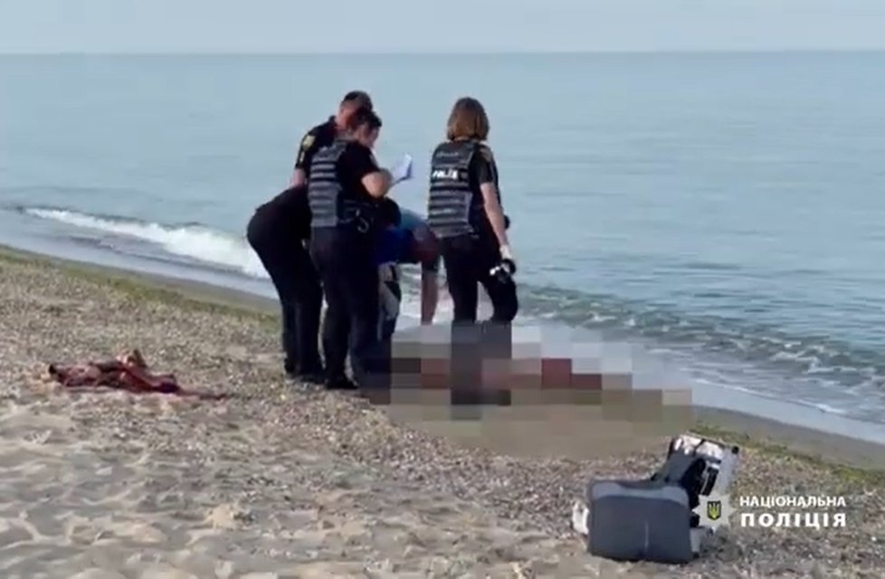Rodina se navzdory bezpečnostním opatřením koupala v Černém moři. Otce před zraky rodiny zabila exploze.