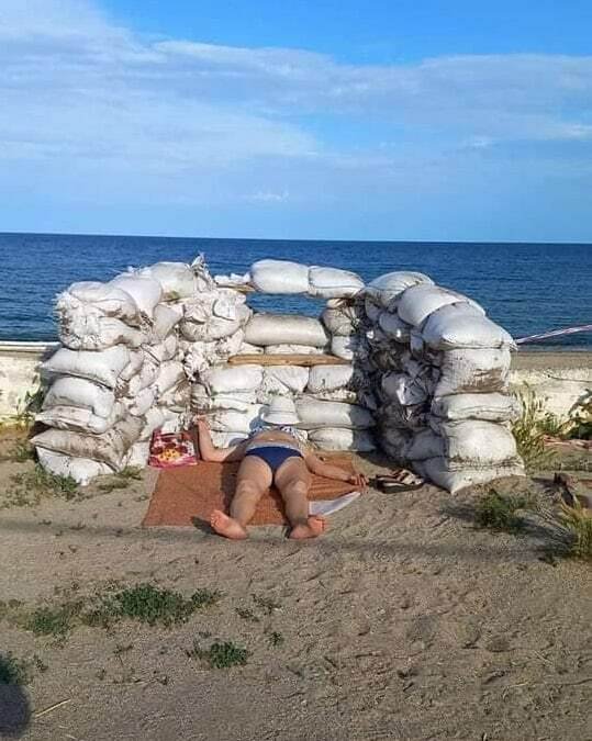 Na sociálních sítích koluje fotografie opalující se ženy na pláži u Oděsy.