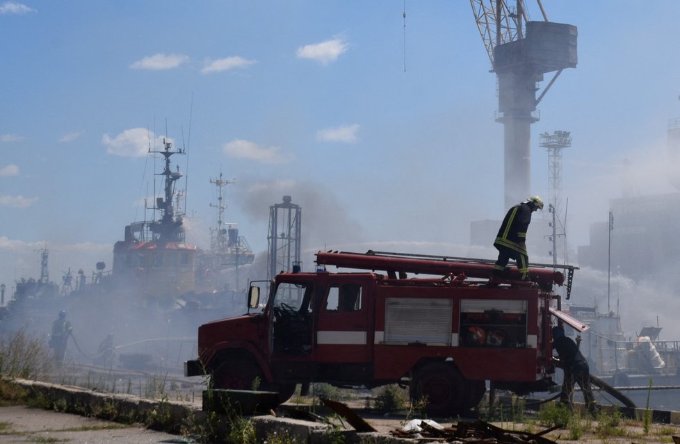 Hašení požáru po ruském úderu na přístav. Oděsa, 23. 7. 2022.