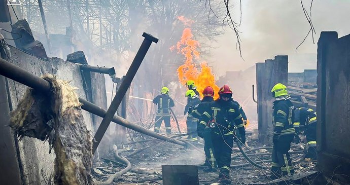 ONLINE: 16 mrtvých v Oděse. V Evropě vzniká nová koalice pro dodávku zbraní Ukrajině