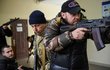 Civilisté, kteří se dobrovolně přihlásili do služeb Teritoriální obrany, cvičí se zbraní v Oděse (11. 3. 2022)