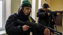 Civilisté, kteří se dobrovolně přihlásili do služeb Teritoriální obrany, cvičí se zbraní v Oděse (11. 3. 2022)
