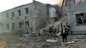 Požár po zásahu rakety v Oděse, 2. května.