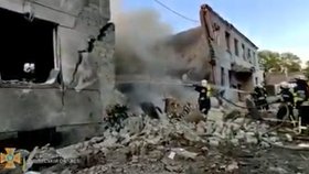 Požár po zásahu rakety v Oděse, 2. května.