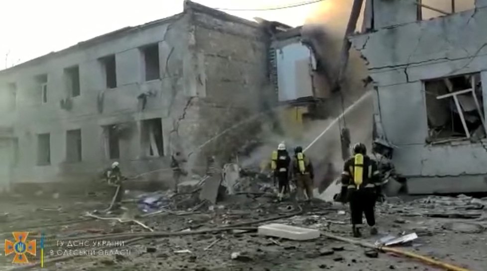 Požár po zásahu rakety v Oděse (2. května 2022)