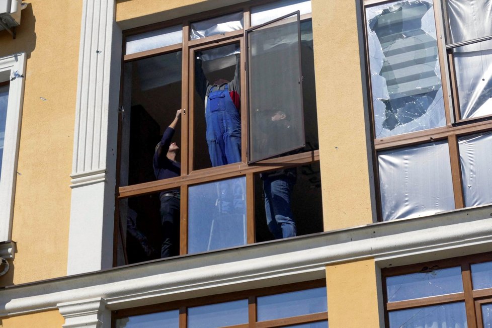 Obyvatelé Oděsy odklízejí střepy po ruském ostřelování (21.3.2022)