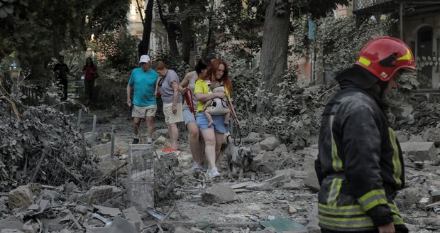 Krvavý den na Ukrajině: Devět mrtvých včetně tří dětí. Rusové útočili raketou Iskander?