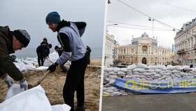 Dobrovolníci v Oděse naplnili pytle s pískem pro opevnění města.