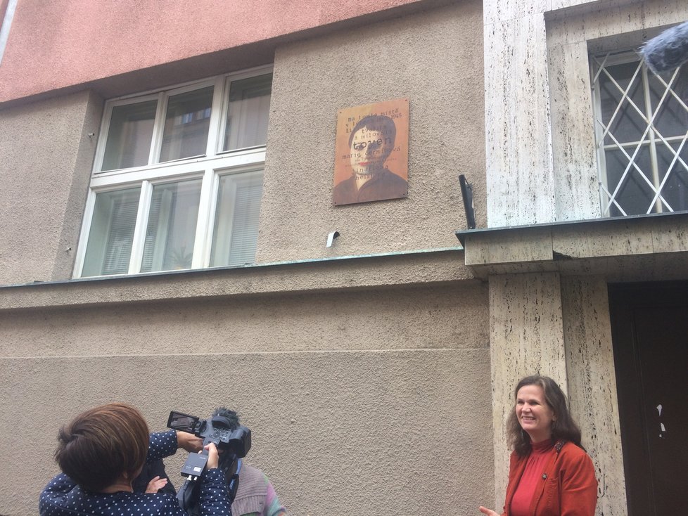 Průčelí domu v Krásově ulici od září zdobí pamětní deska Martina Frinda, která upomíná na pobyt malířky Toyen.
