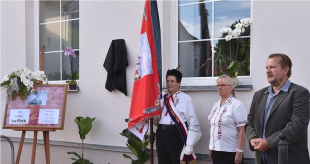 Odhalení pamětní desky Pavlu Davídkovi, který 10. září 1968 zemřel pod koly tanku v pražské Uhříněvsi. Stal se tak jednou z mnoha obětí sovětské okupace.