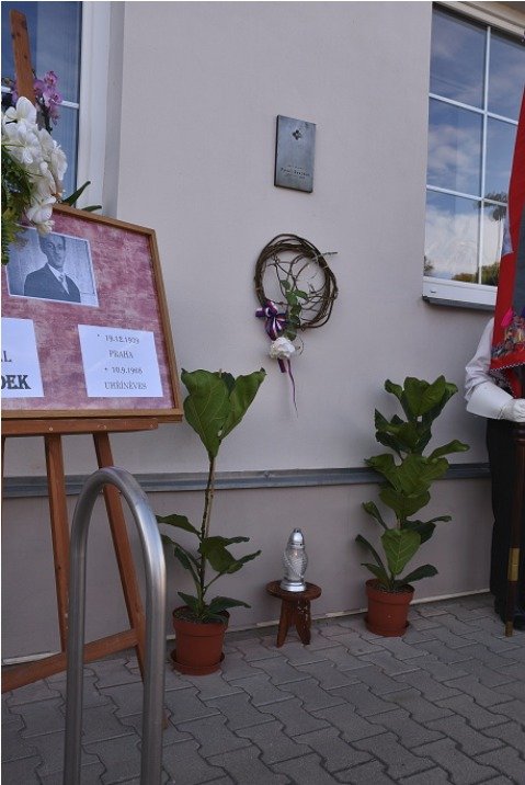 Odhalení pamětní desky Pavlu Davídkovi, který 10. září 1968 zemřel pod koly tanku v pražské Uhříněvsi. Stal se tak jednou z mnoha obětí sovětské okupace.