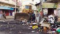Odklízení odpadu po bojích v Mosulu (12. června 2014)