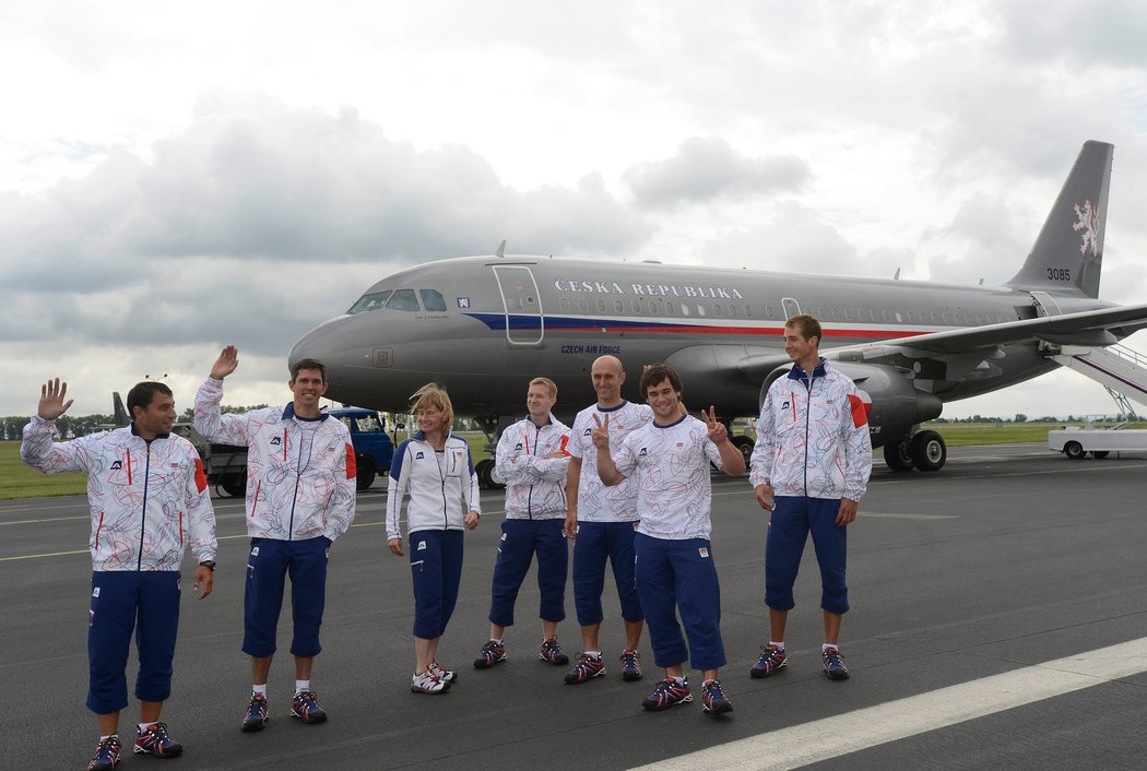 Vodáci vyrazili z letiště Kbely do Londýna na olympijské hry.