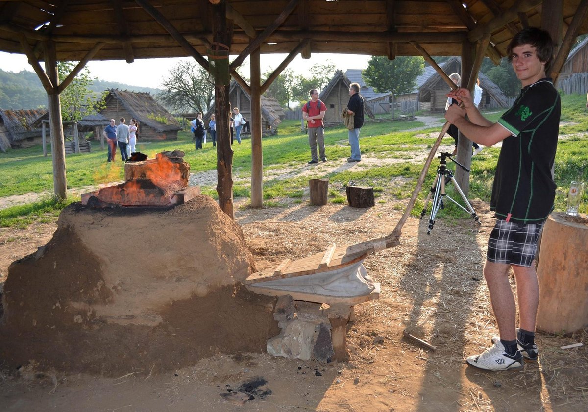 V hliněné peci se zatopilo a aby se udržela vysoká teplota, dovnitř se musel neustále měchem vhánět vzduch.