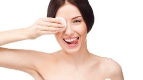 Správná péče o pokožku kolem očí může zabránit vzniku vrásek