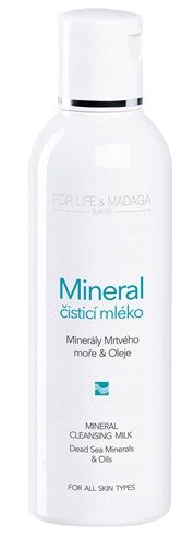 Čisticí mléko Minerals, For Life & Madaga, 190 Kč (200 ml). Koupíte na www.forlifemadaga.com.