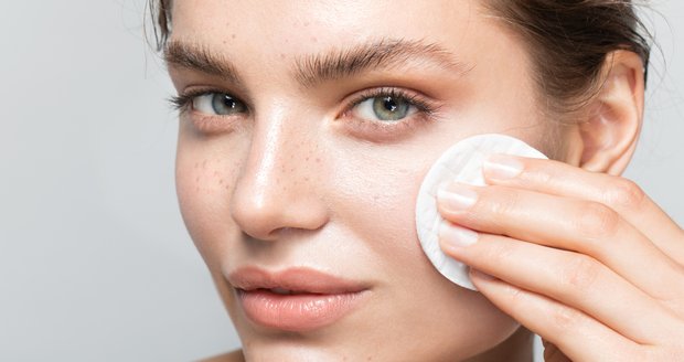 Velký test čisticích přípravků na pleť: Které nás zbavily i toho nejvíce odolného make-upu? Které čisticí přípravky na pleť od nás získaly jedničku?